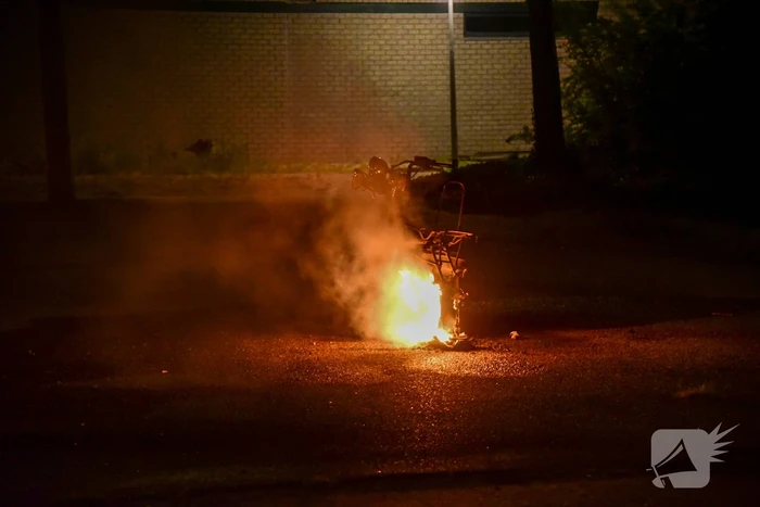 Agenten blussen scooter scooterbrand