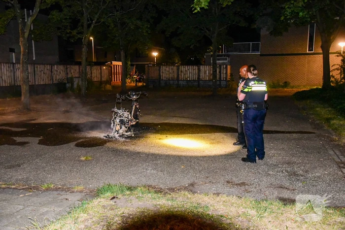 Agenten blussen scooter scooterbrand