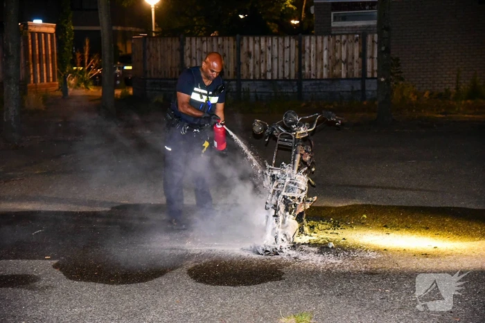 Agenten blussen scooter scooterbrand