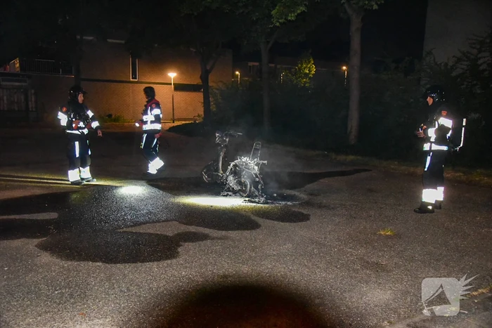 Agenten blussen scooter scooterbrand