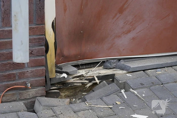 Explosief ontploft bij voordeur van woning