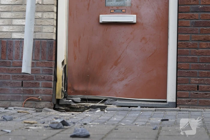 Explosief ontploft bij voordeur van woning
