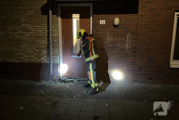 Explosief ontploft bij voordeur van woning