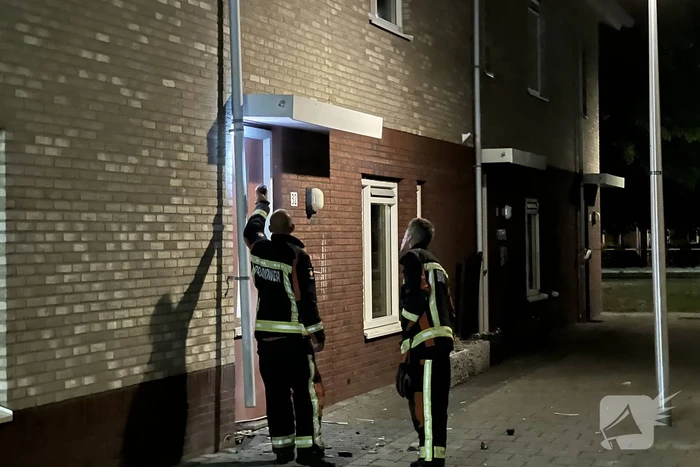 Explosief ontploft bij voordeur van woning
