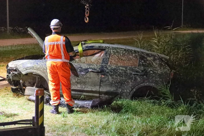 Auto raakt te water