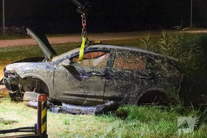 Auto raakt te water