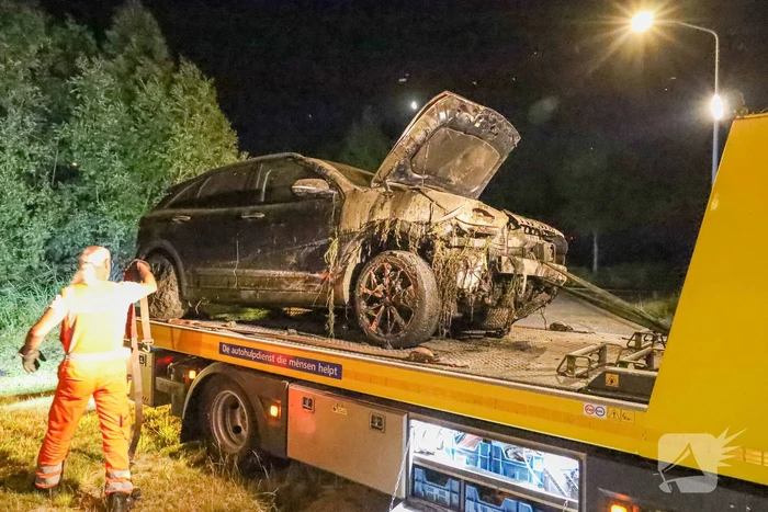 Auto raakt te water