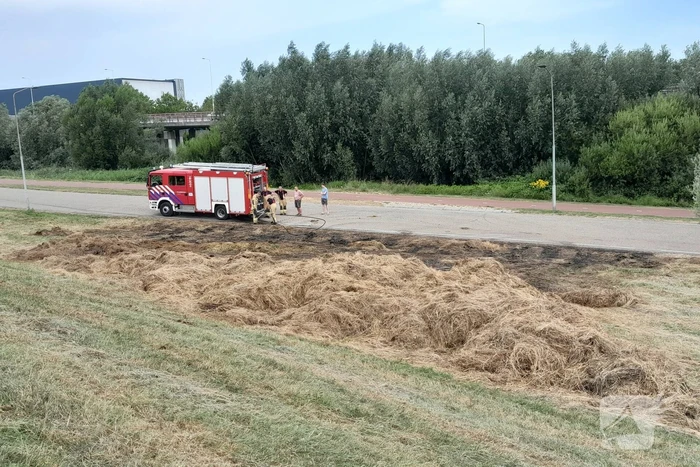Brandweer blust opnieuw brand in hooibalen