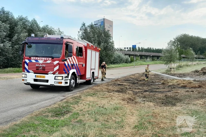 Brandweer blust opnieuw brand in hooibalen