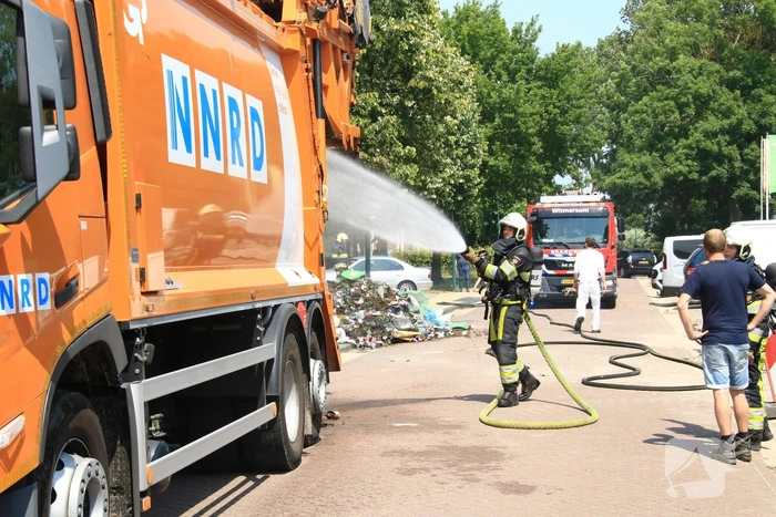 Lading vuilniswagen vat vlam