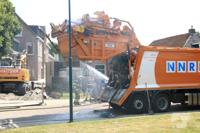 Lading vuilniswagen vat vlam