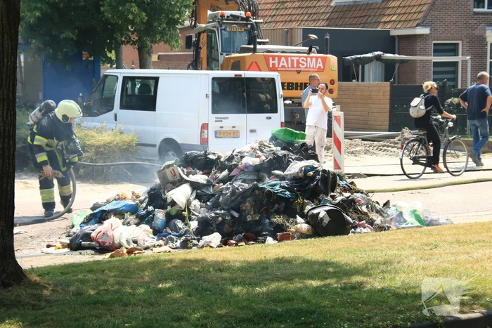 Lading vuilniswagen vat vlam