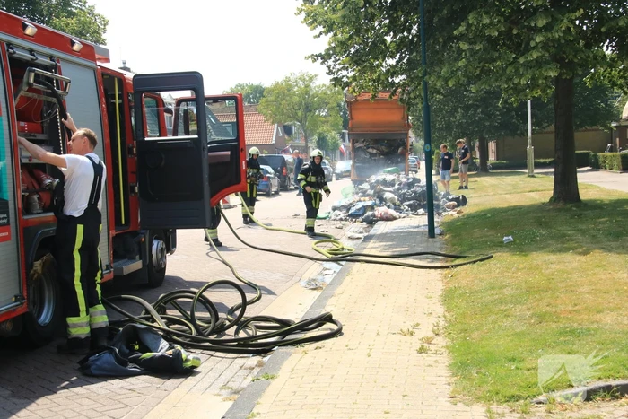 Lading vuilniswagen vat vlam