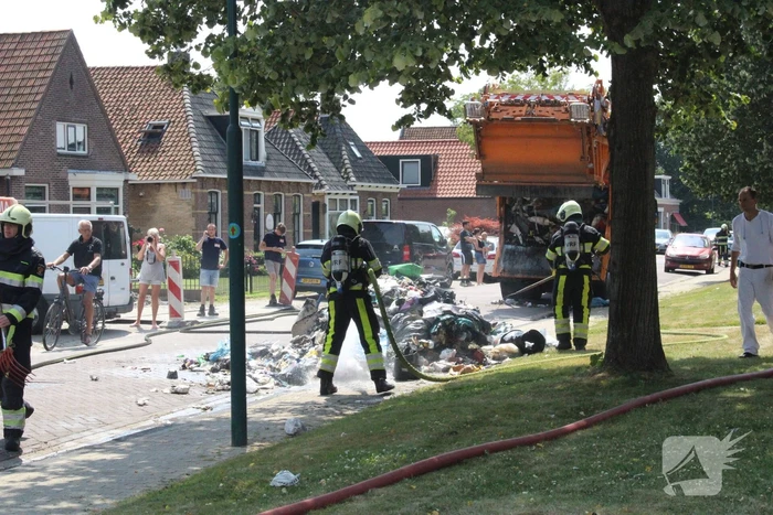 Lading vuilniswagen vat vlam