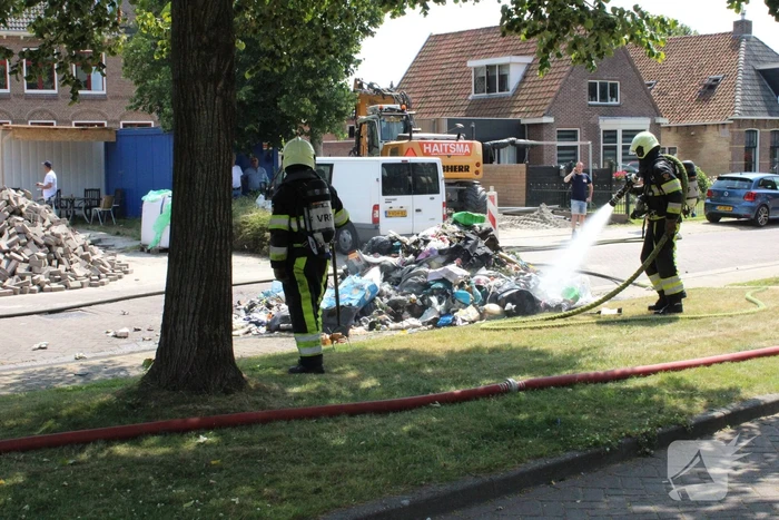 Lading vuilniswagen vat vlam