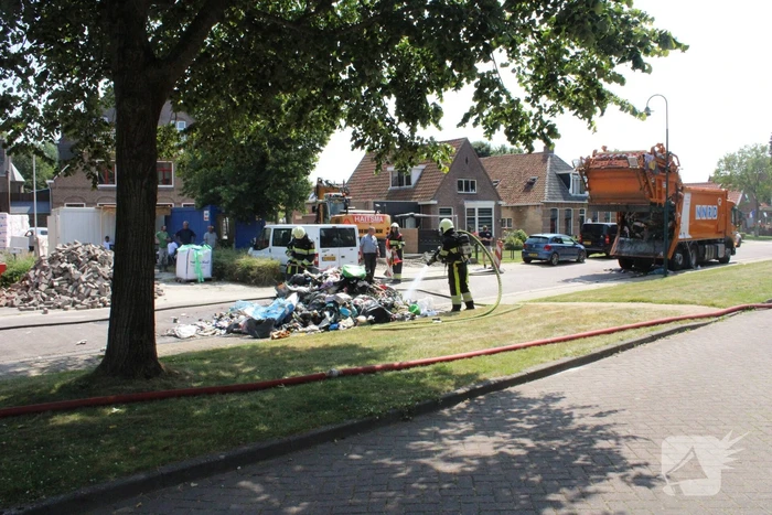 Lading vuilniswagen vat vlam