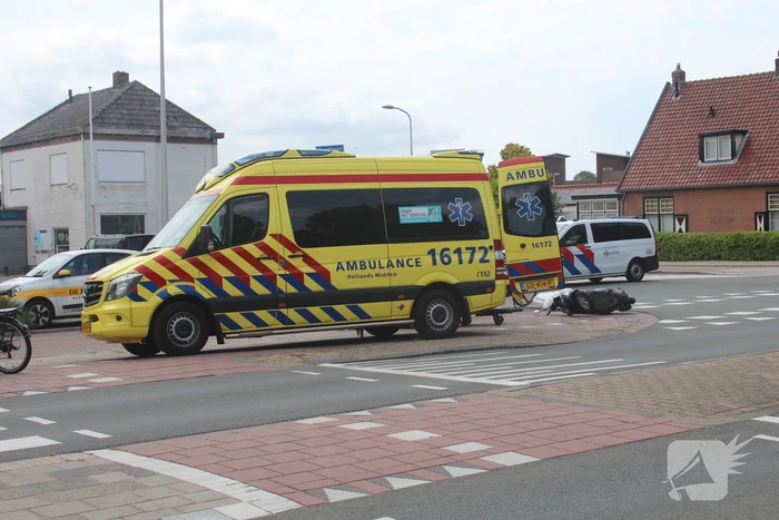 Vrouw op scooter gewond bij botsing met auto