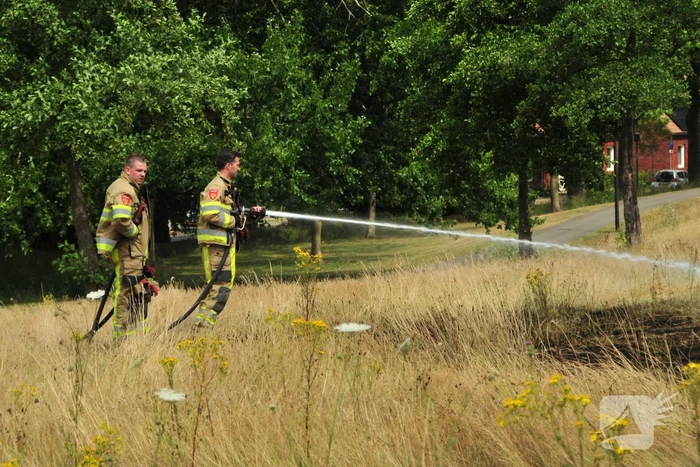 Voorbijrijdende brandweer ontdekt heidebrand