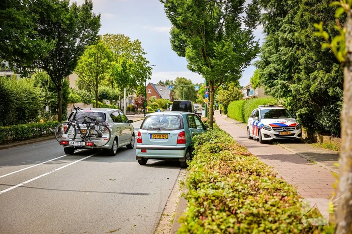 Auto knalt op boom