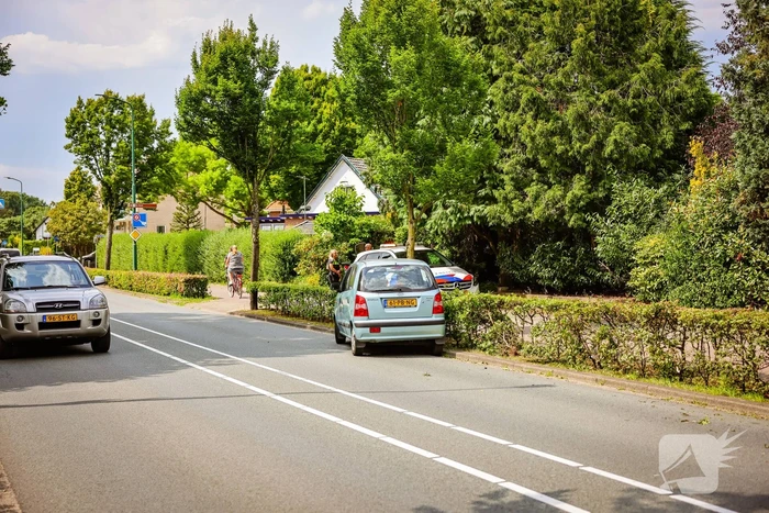 Auto knalt op boom