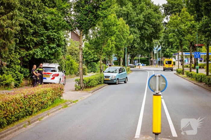 Auto knalt op boom