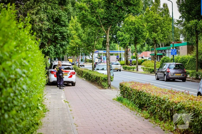 Auto knalt op boom