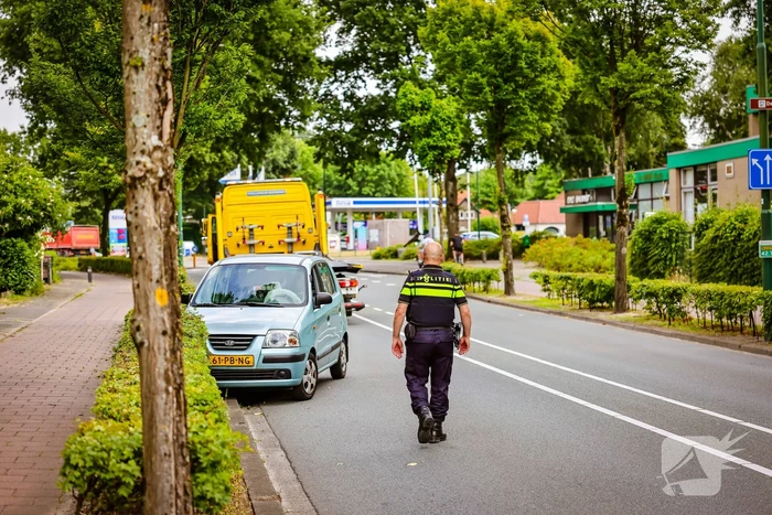 Auto knalt op boom