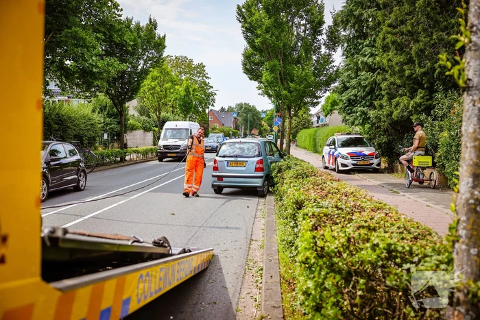 Auto knalt op boom