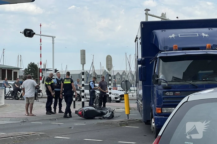 Scooterrijder in botsing met vrachtwagen