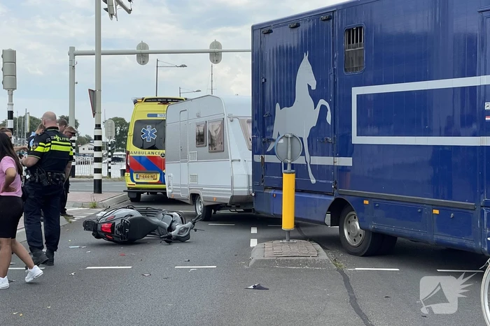 Scooterrijder in botsing met vrachtwagen