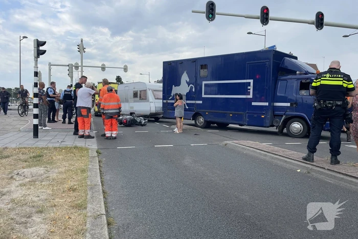Scooterrijder in botsing met vrachtwagen