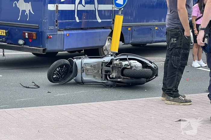 Scooterrijder in botsing met vrachtwagen