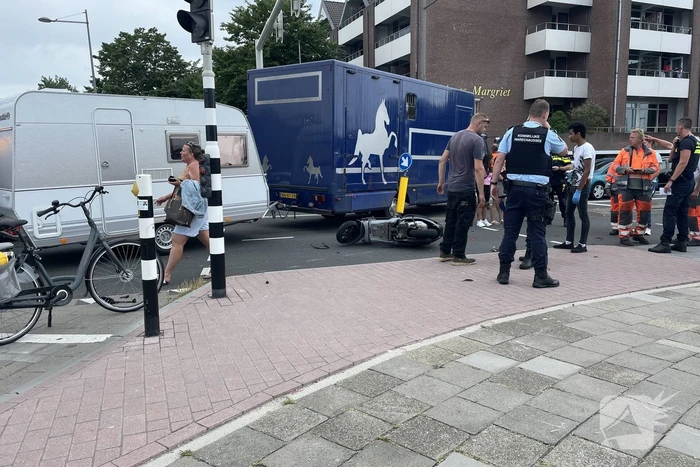Scooterrijder in botsing met vrachtwagen