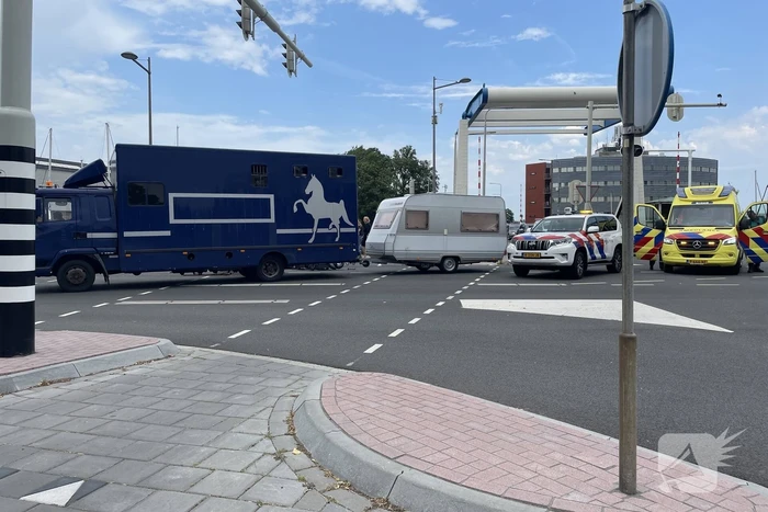Scooterrijder in botsing met vrachtwagen