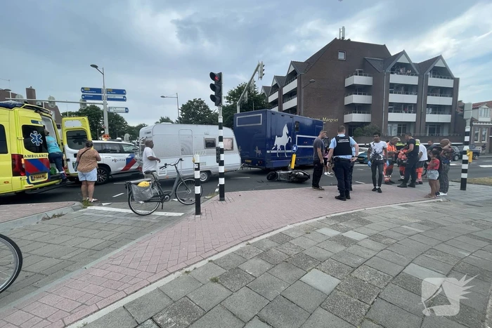 Scooterrijder in botsing met vrachtwagen