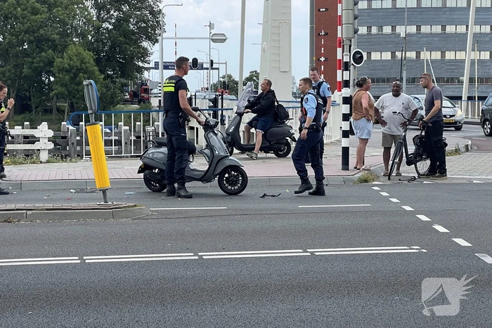 Scooterrijder in botsing met vrachtwagen