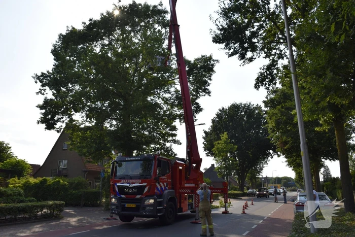 Brandweer verwijdert gevaarlijk hangende tak