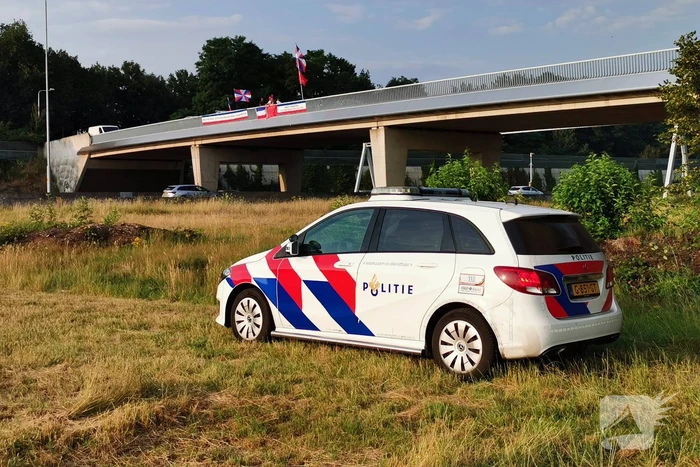 Bosjes in brand onder viaduct