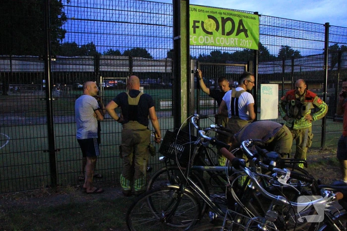 Kinderen opgesloten in voetbalkooi