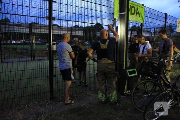 Kinderen opgesloten in voetbalkooi