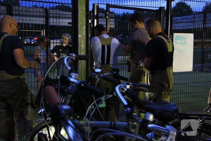 Kinderen opgesloten in voetbalkooi