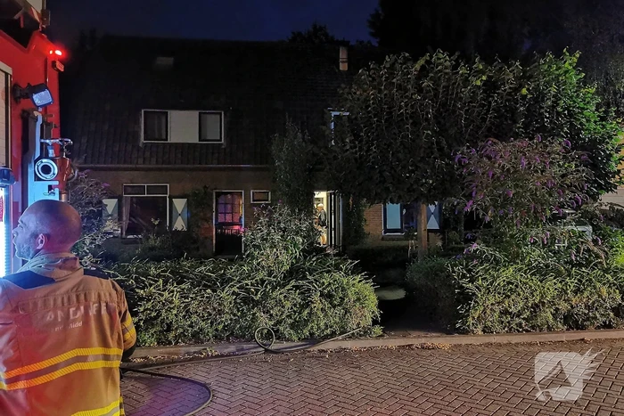 Brand in dak van woning