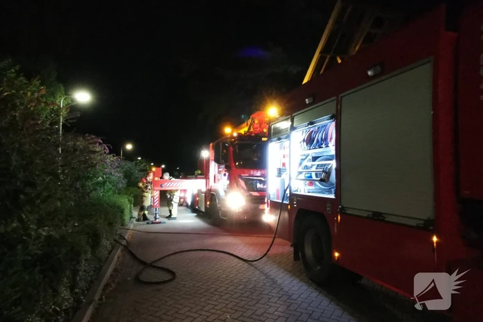 Brand in dak van woning