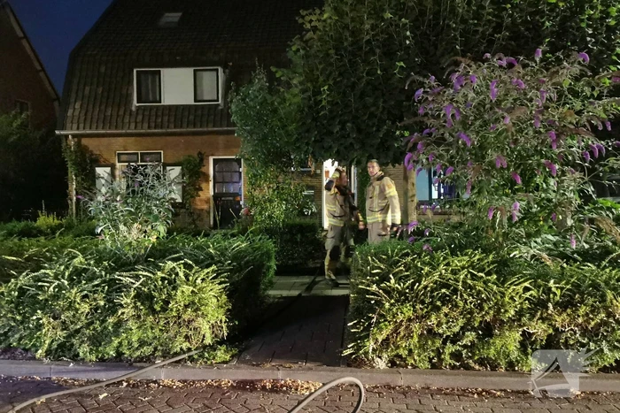 Brand in dak van woning