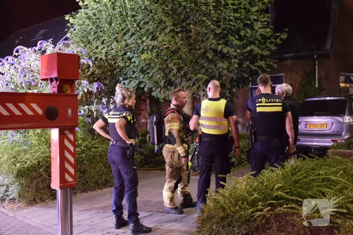 Brand in dak van woning