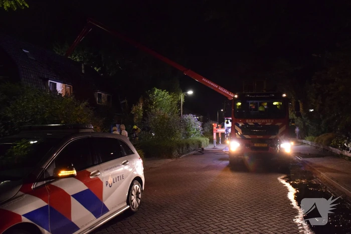 Brand in dak van woning