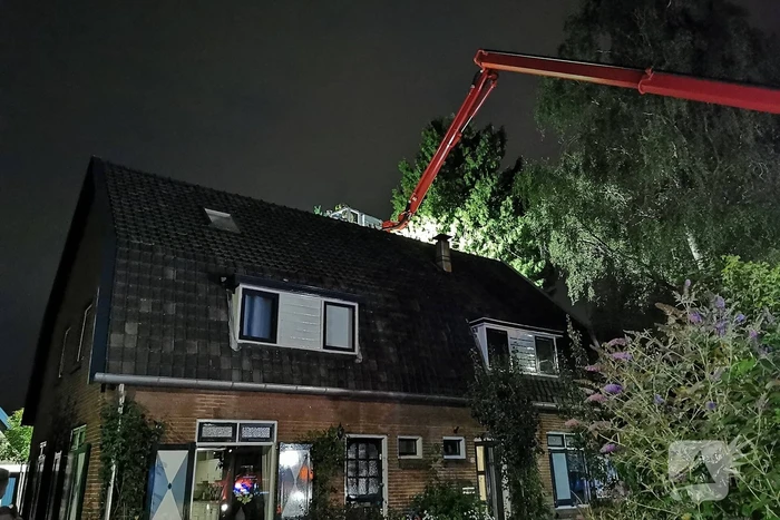 Brand in dak van woning