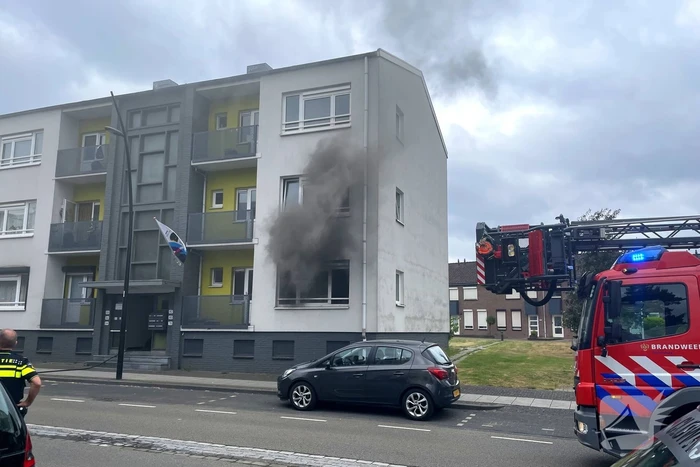 Flinke rookwolken bij brand in appartement