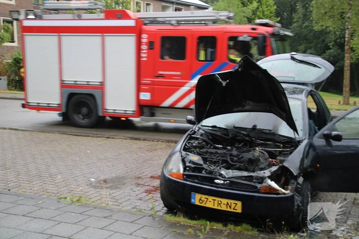 Opnieuw brand ontstaan in geparkeerde auto