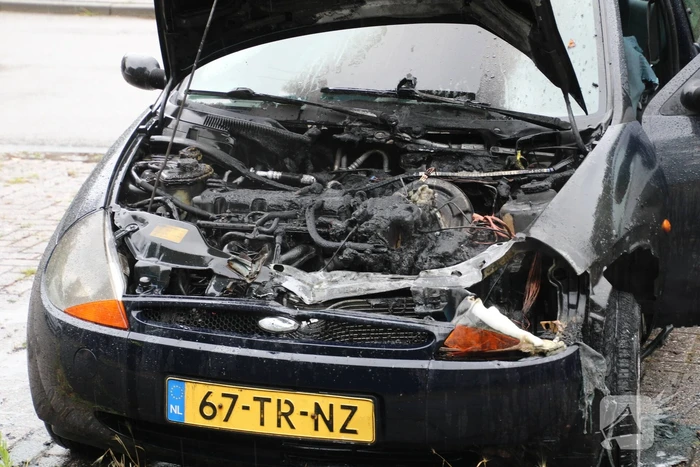 Opnieuw brand ontstaan in geparkeerde auto
